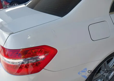 2010 Mercedes-Benz E 550 z USA, uszkodzony, nr VIN WDDHF7CB3AA033244